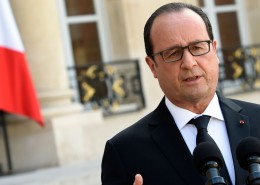 le-president-francois-hollande-le-26-juin-2015-dans-la-cour-de-l-elysee-a-paris_5372191