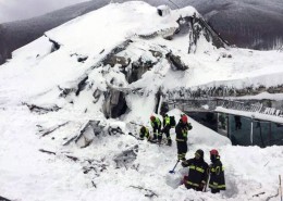 PAY-Farindola-Pescara-Italy-20th-January-2017-Snow-avalanche-after-a-strong-earthquake-Many-dead-af